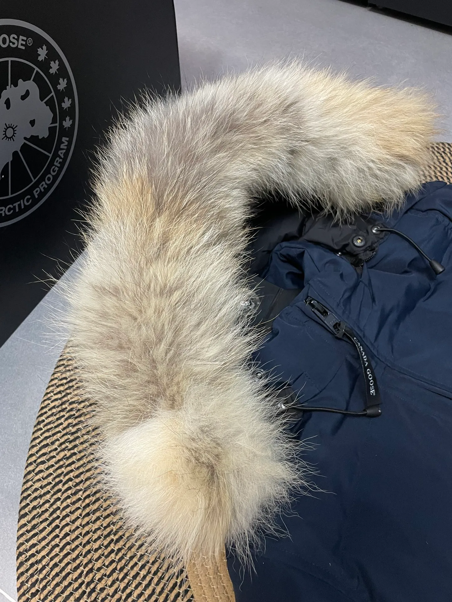 P880 Navy Blue Canadian CANADA GOOES 04 Style/Women's Style. Canada Goose is the Rolls-Royce of down jackets. Both Arctic and Antarctic scientific expedition teams and others choose Canada Goose as their cold-proof equipment.  ➖ Industry-leading anti-counterfeiting chip sensing.  ➖ Imported Behringer embroidery machines and customized embroidery labels, the highest level and industry leading.  ➖ Imported Korean 21-count polyester-cotton blended original fabric, TC85 waterproof coated fabric, water-repellent, windproof and wear-resistant.  ➖ The new national standard 80 white duck down is filled with an average of 520 grams of down. The amount of down filled is industry-leading.  ➖ 100% nylon lining with double double-layer sealing design to prevent velvet running, and seamless thread design on the cuffs!  ➖ Western Canadian Green Wolf Collar.  ➖ Yoshida YKK provides original factory-customized electroplated sliders. YKK two-way lockable zippers are tight and smooth and do not peel off paint.  ➖ 3M composite Velcro is durable and the accessories and hardware are all custom-made. Only for the purest goose, the most dedicated, the most professional, the highest quality, the highest cost performance!    SIZE:XS-XXL